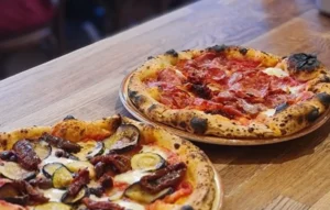 Nybagte pizzaer serveret til firmafest