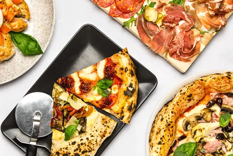 Pizzaer og forretter serveret fra pizzavognen